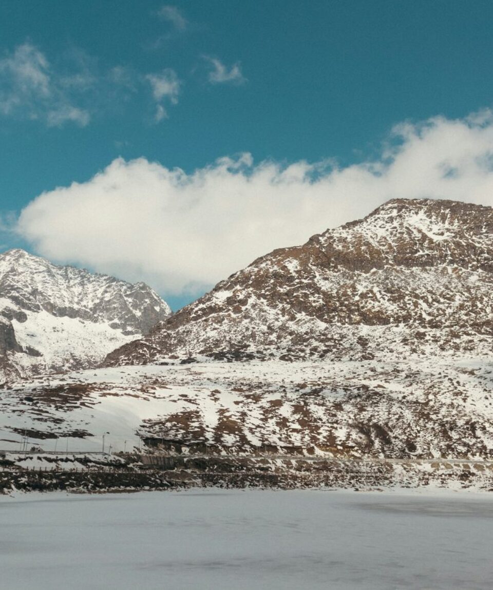 high-altitude-snow-peaks-lake