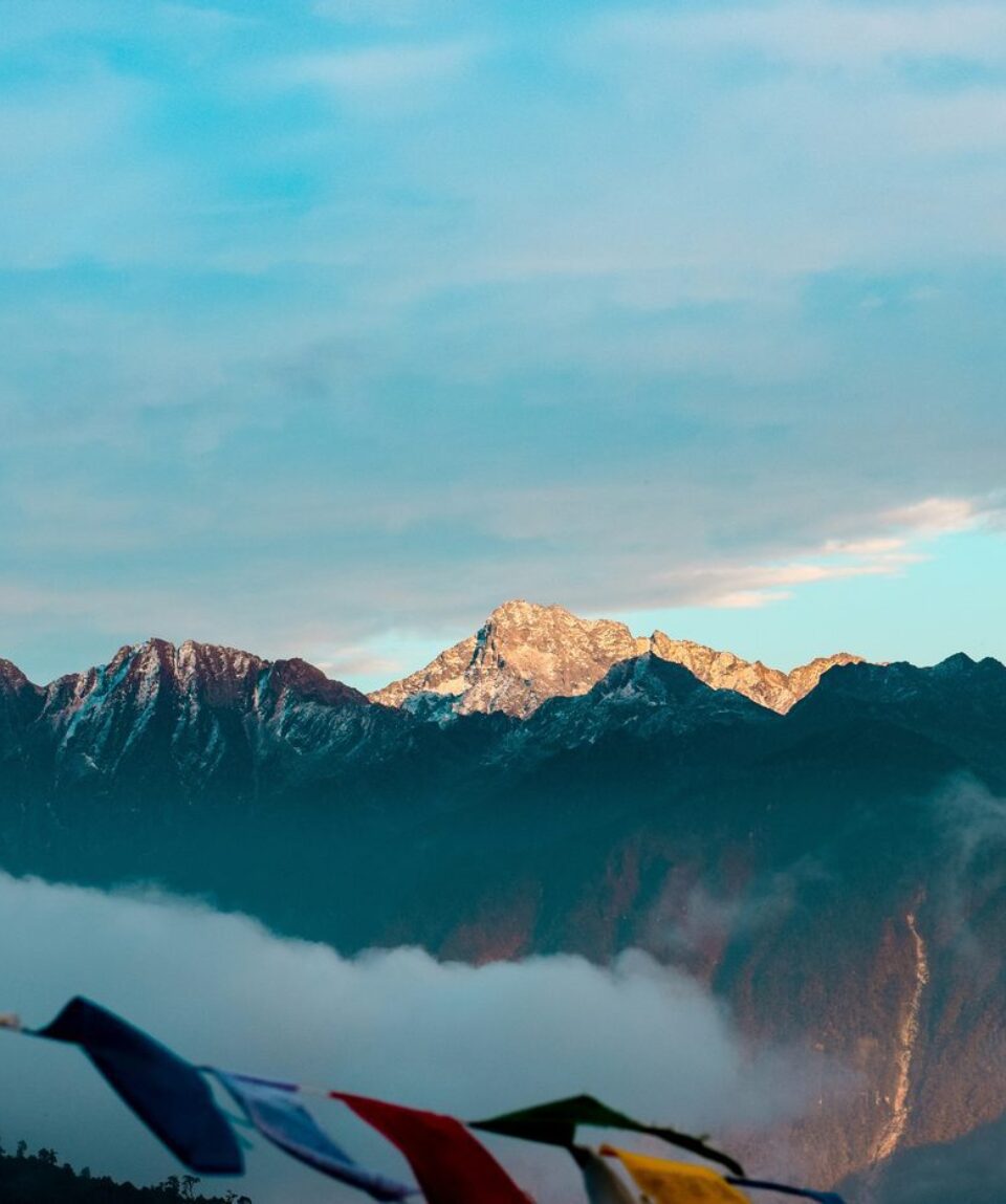 himalayan-sunrise-prayer-flags