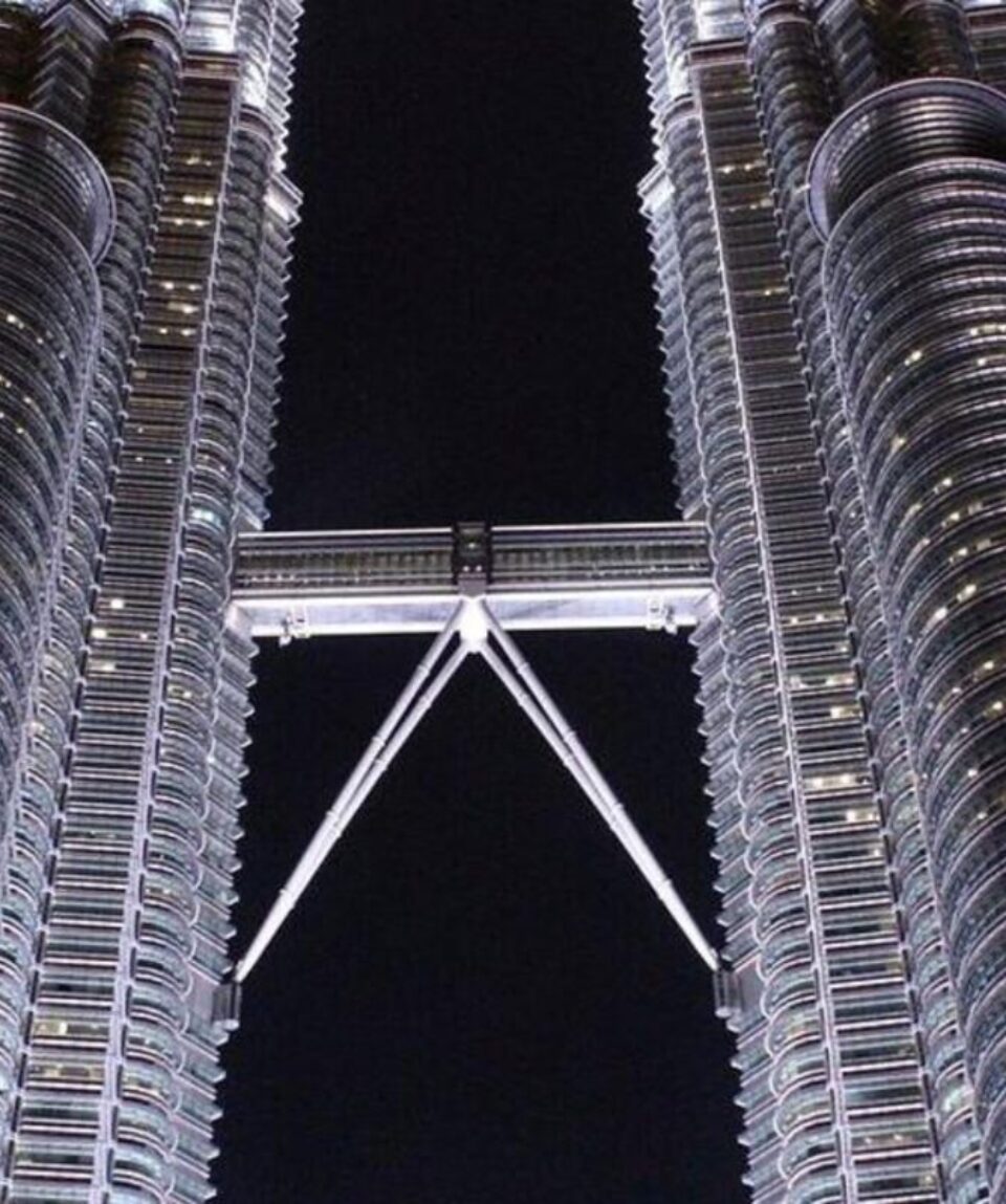malaysia-petronas-towers-skybridge-closeup